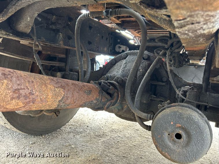 image for item DS8772 2004 International 4300  spreader truck