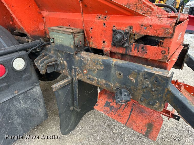 image for item DS8772 2004 International 4300  spreader truck