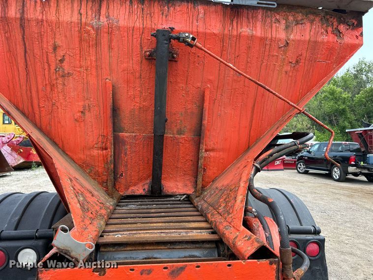 image for item DS8772 2004 International 4300  spreader truck