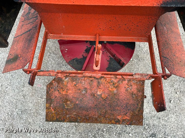 image for item DS8772 2004 International 4300  spreader truck