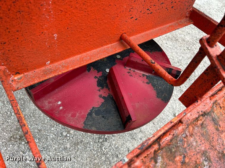 image for item DS8772 2004 International 4300  spreader truck