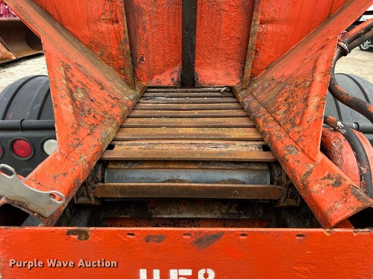 image for item DS8772 2004 International 4300  spreader truck