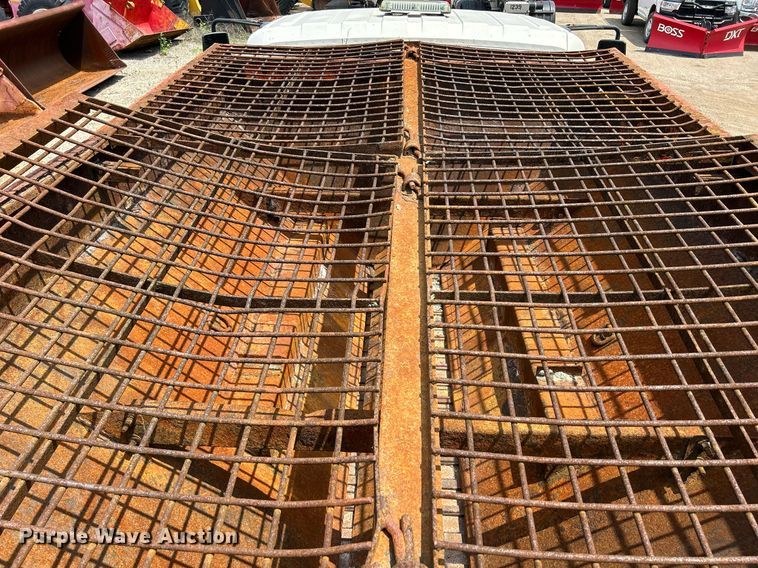 image for item DS8772 2004 International 4300  spreader truck