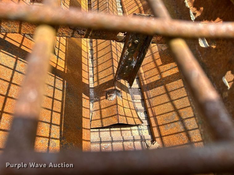 image for item DS8772 2004 International 4300  spreader truck