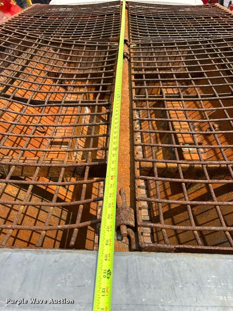 image for item DS8772 2004 International 4300  spreader truck