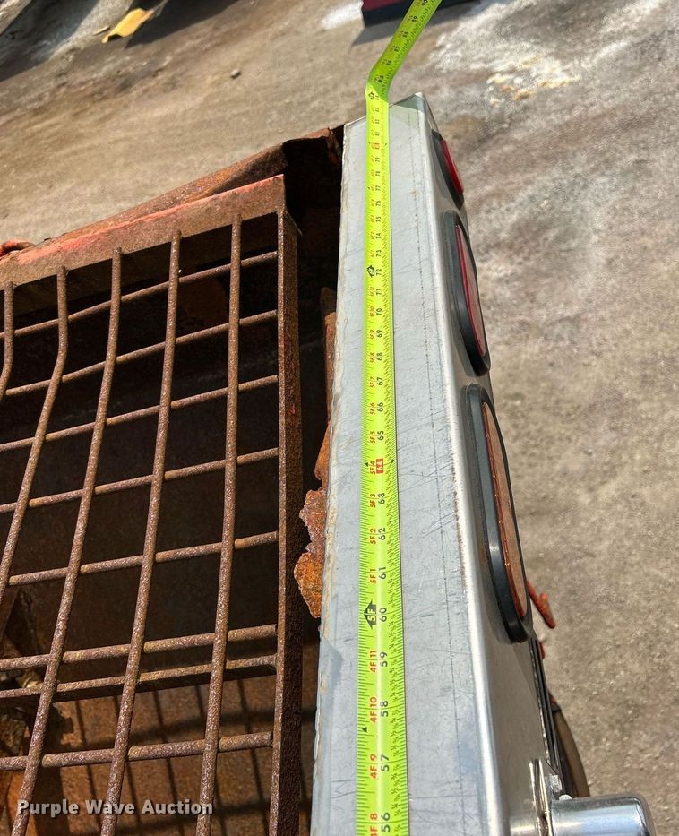 image for item DS8772 2004 International 4300  spreader truck