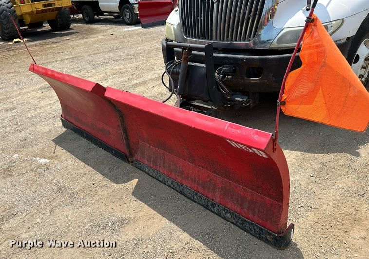 image for item DS8772 2004 International 4300  spreader truck