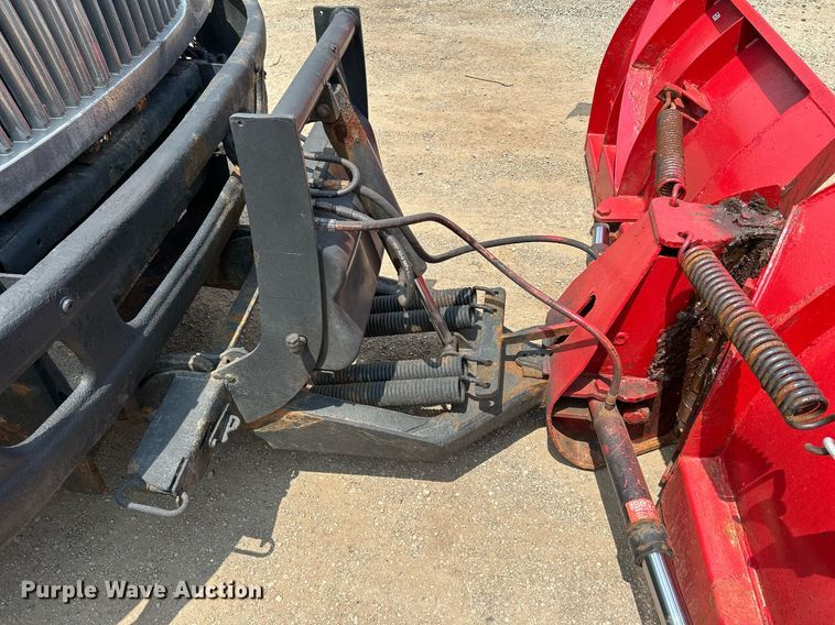 image for item DS8772 2004 International 4300  spreader truck