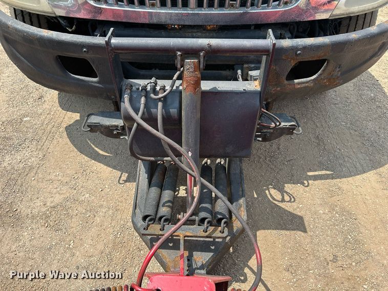 image for item DS8772 2004 International 4300  spreader truck