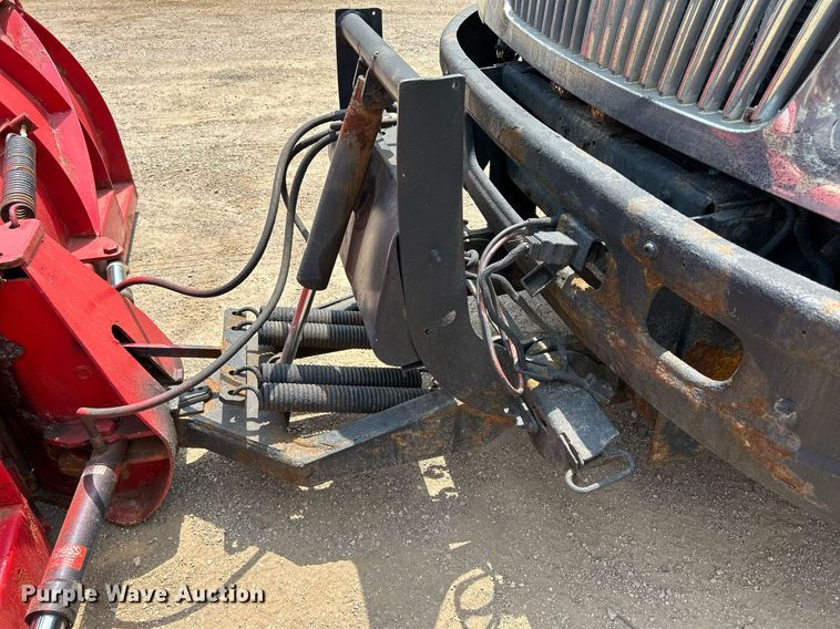 image for item DS8772 2004 International 4300  spreader truck