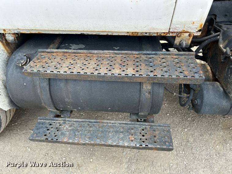 image for item DS8772 2004 International 4300  spreader truck