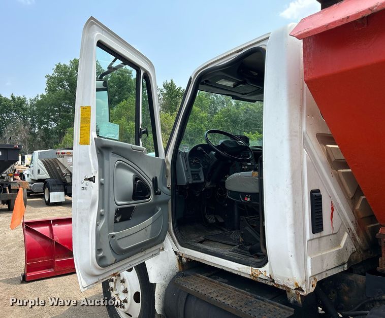 image for item DS8772 2004 International 4300  spreader truck