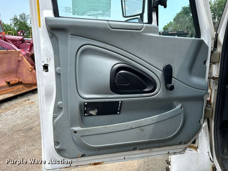 image for item DS8772 2004 International 4300  spreader truck