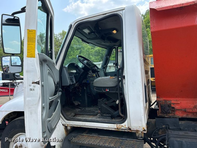 image for item DS8772 2004 International 4300  spreader truck