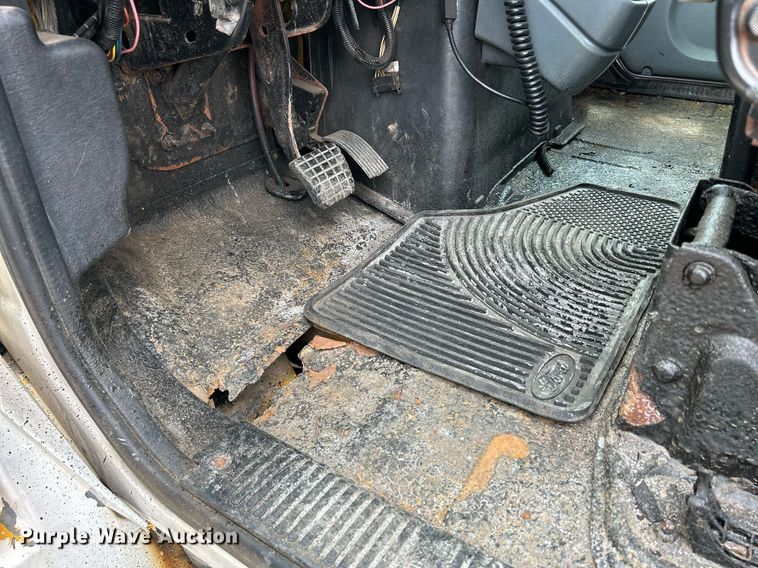 image for item DS8772 2004 International 4300  spreader truck