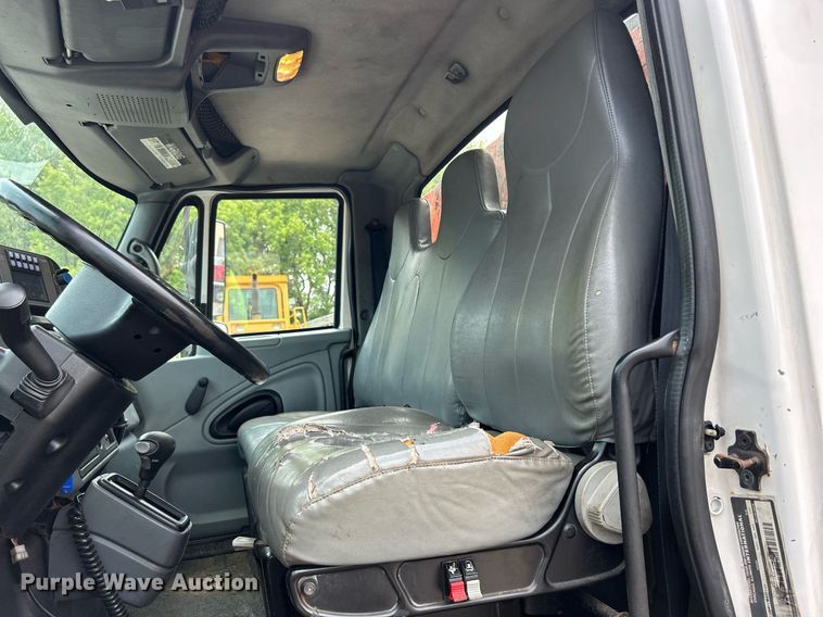 image for item DS8772 2004 International 4300  spreader truck