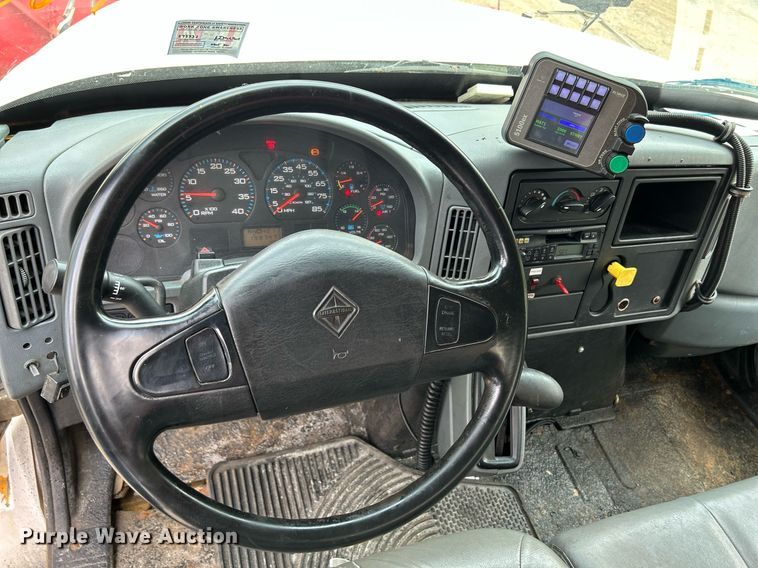 image for item DS8772 2004 International 4300  spreader truck