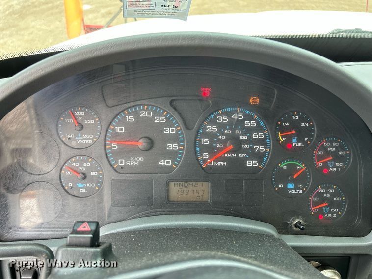 image for item DS8772 2004 International 4300  spreader truck