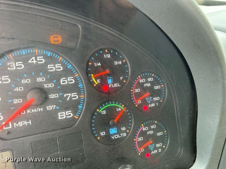 image for item DS8772 2004 International 4300  spreader truck