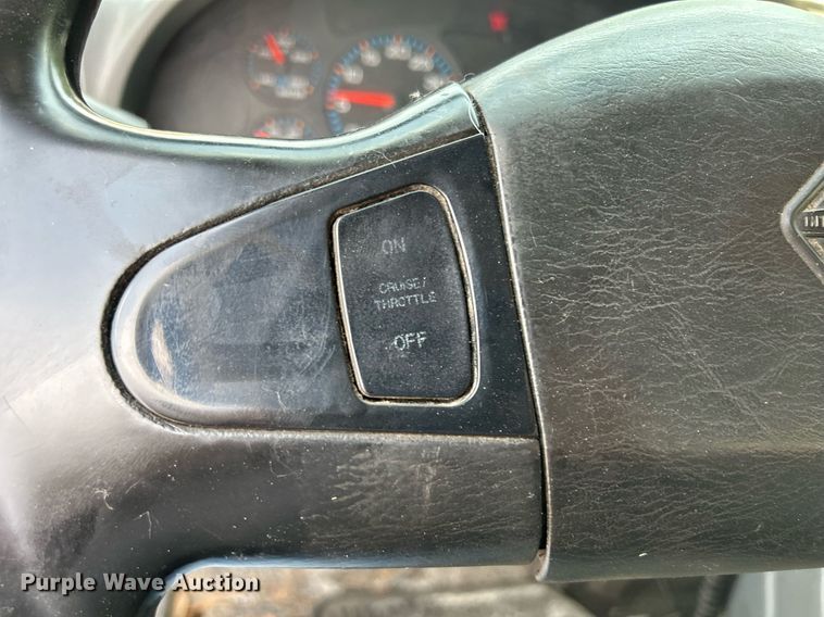 image for item DS8772 2004 International 4300  spreader truck