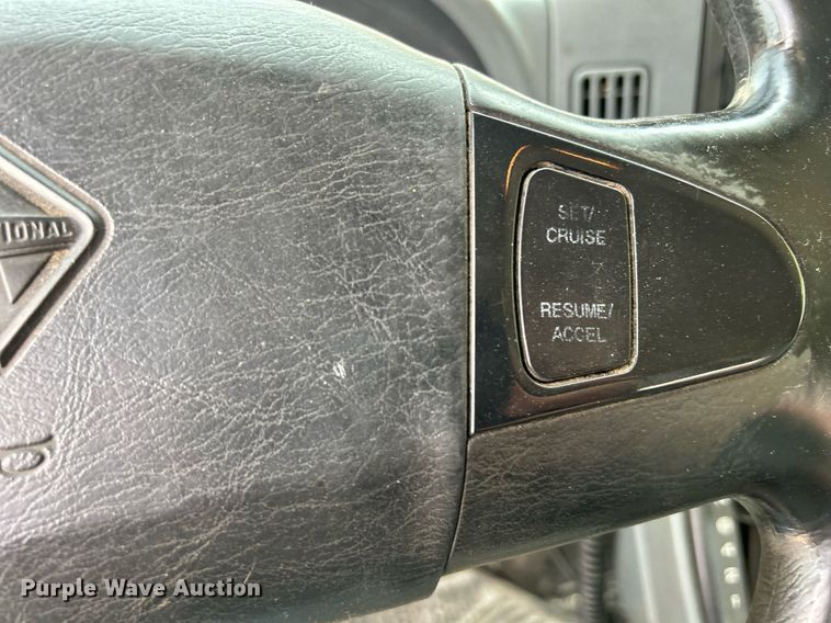 image for item DS8772 2004 International 4300  spreader truck