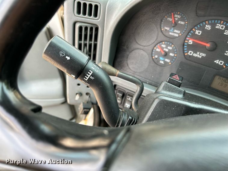 image for item DS8772 2004 International 4300  spreader truck