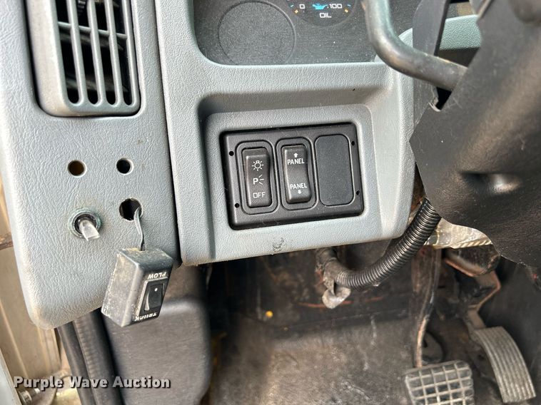 image for item DS8772 2004 International 4300  spreader truck