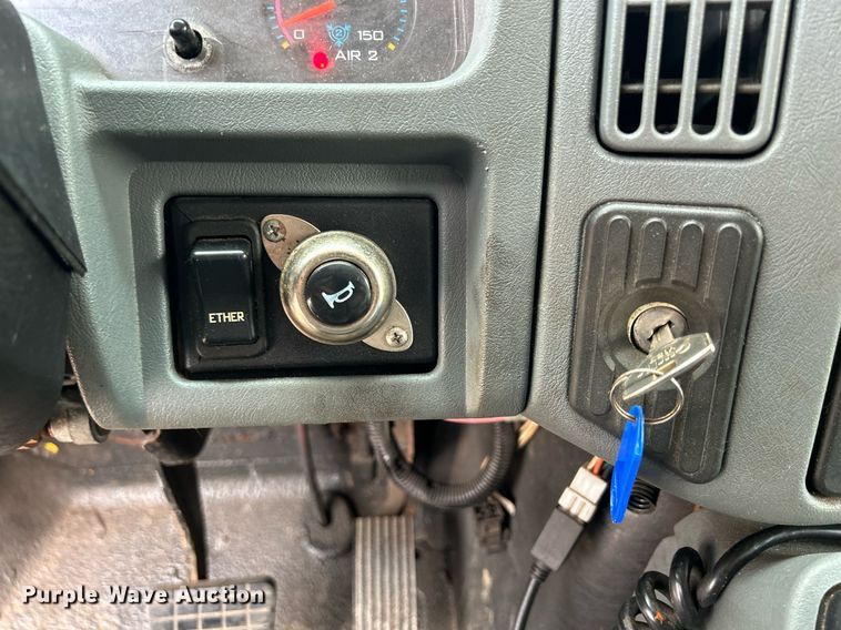 image for item DS8772 2004 International 4300  spreader truck