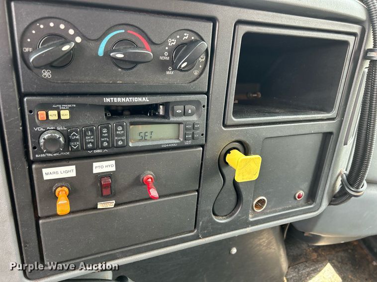 image for item DS8772 2004 International 4300  spreader truck