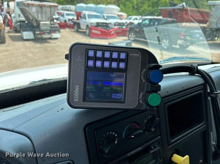 image for item DS8772 2004 International 4300  spreader truck