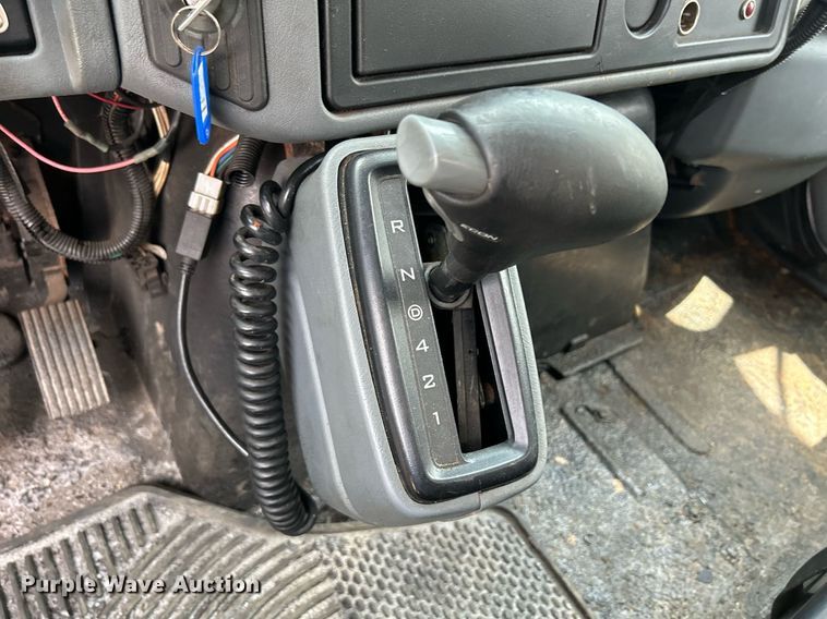 image for item DS8772 2004 International 4300  spreader truck