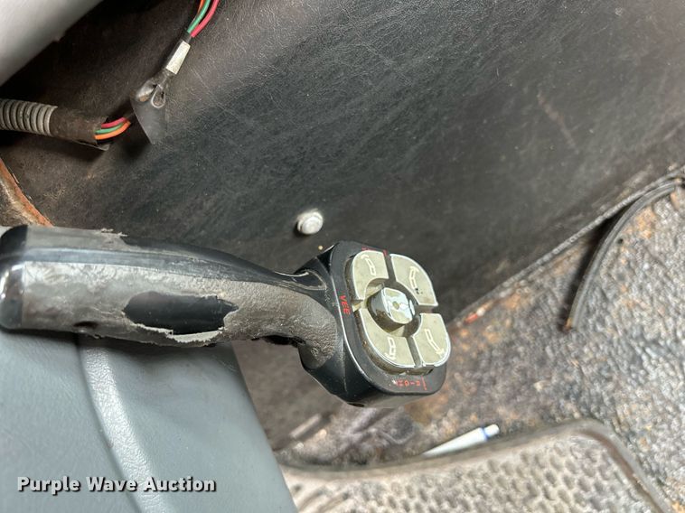 image for item DS8772 2004 International 4300  spreader truck