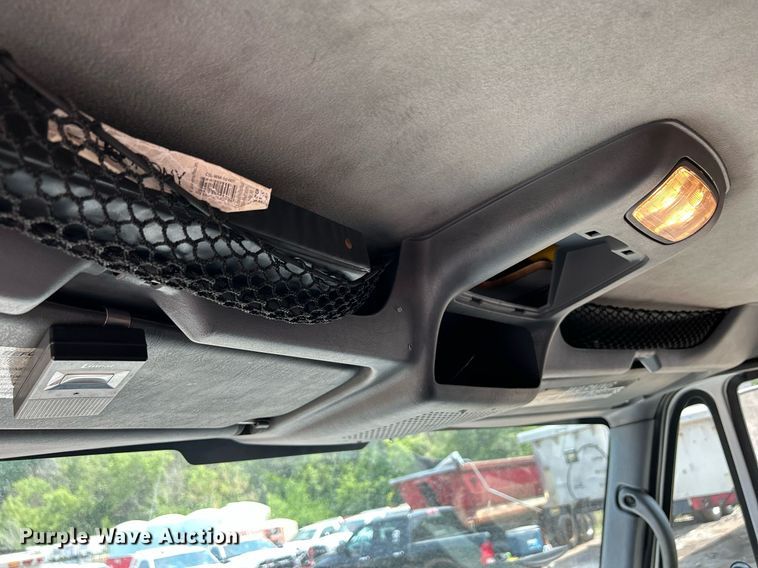 image for item DS8772 2004 International 4300  spreader truck