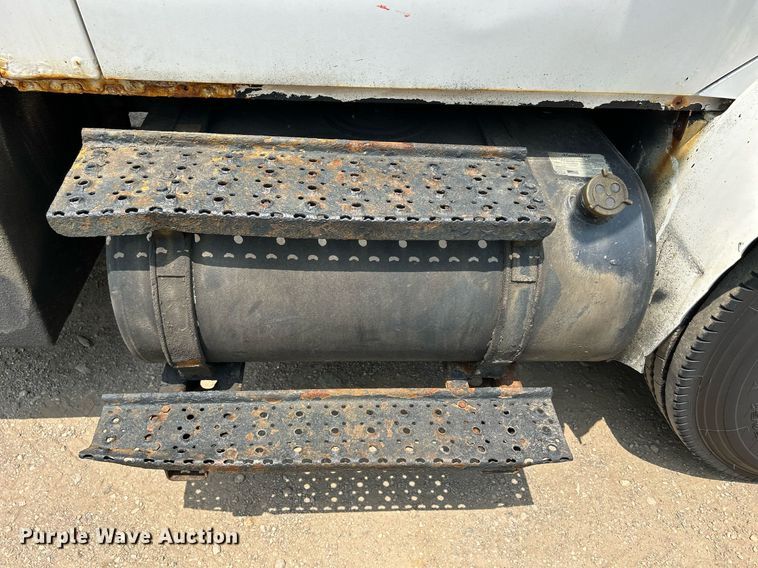 image for item DS8772 2004 International 4300  spreader truck