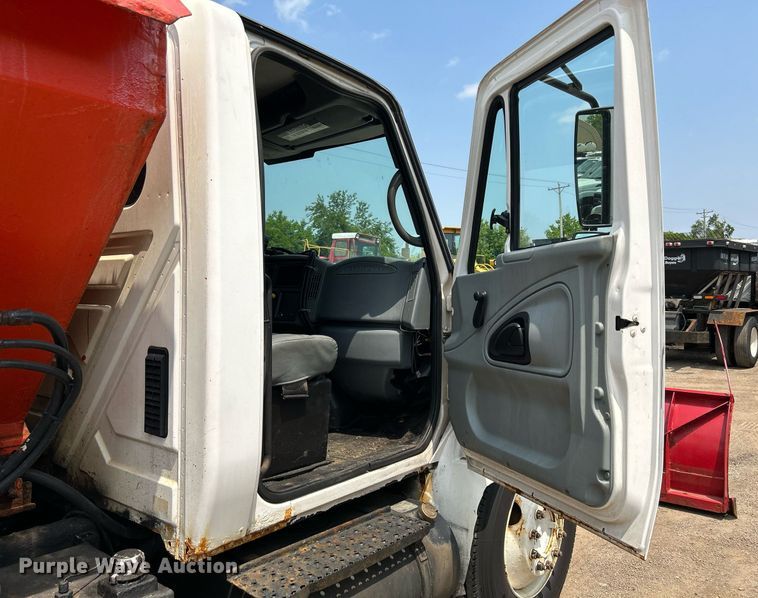 image for item DS8772 2004 International 4300  spreader truck