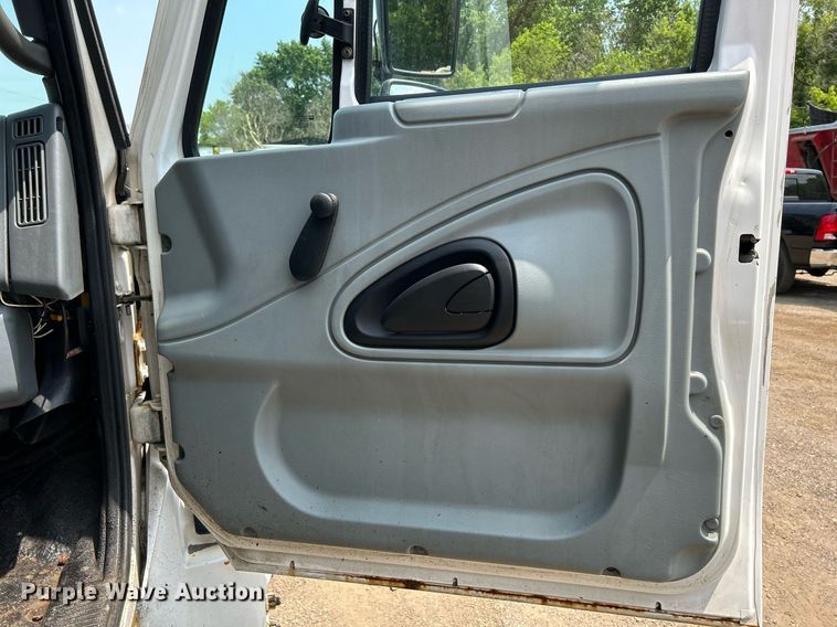 image for item DS8772 2004 International 4300  spreader truck