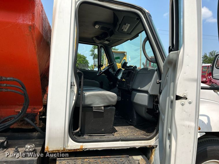 image for item DS8772 2004 International 4300  spreader truck