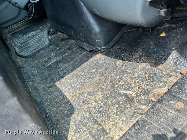 image for item DS8772 2004 International 4300  spreader truck