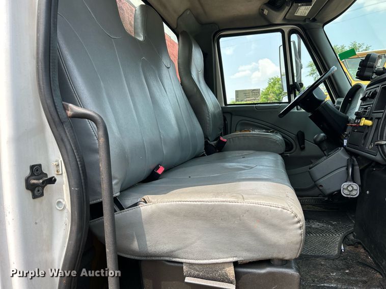 image for item DS8772 2004 International 4300  spreader truck