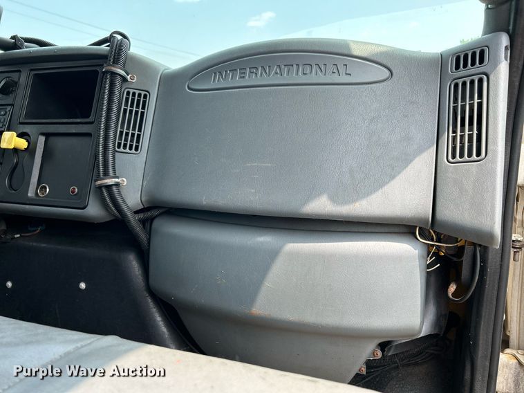 image for item DS8772 2004 International 4300  spreader truck