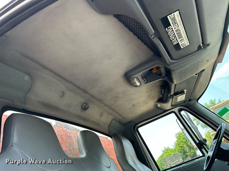 image for item DS8772 2004 International 4300  spreader truck