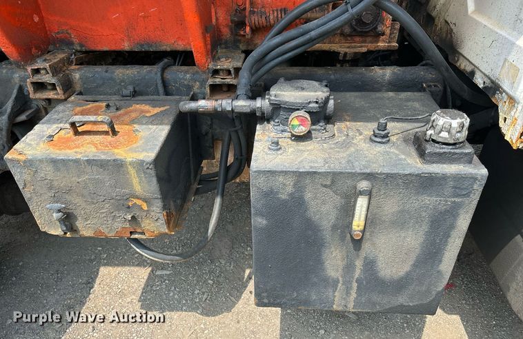 image for item DS8772 2004 International 4300  spreader truck