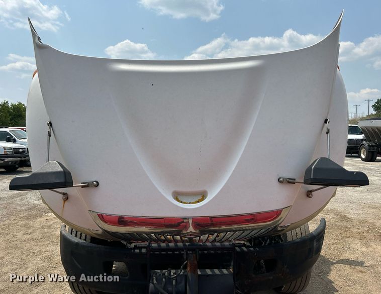 image for item DS8772 2004 International 4300  spreader truck