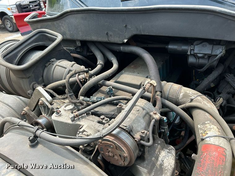 image for item DS8772 2004 International 4300  spreader truck