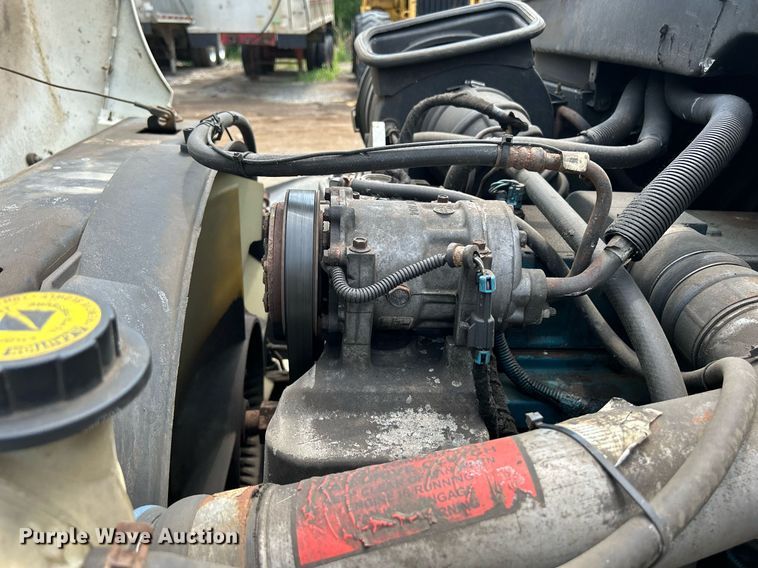 image for item DS8772 2004 International 4300  spreader truck