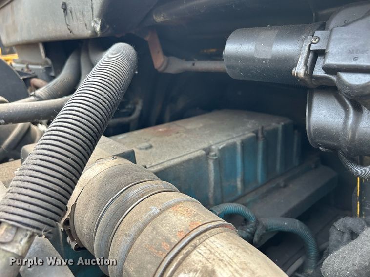 image for item DS8772 2004 International 4300  spreader truck