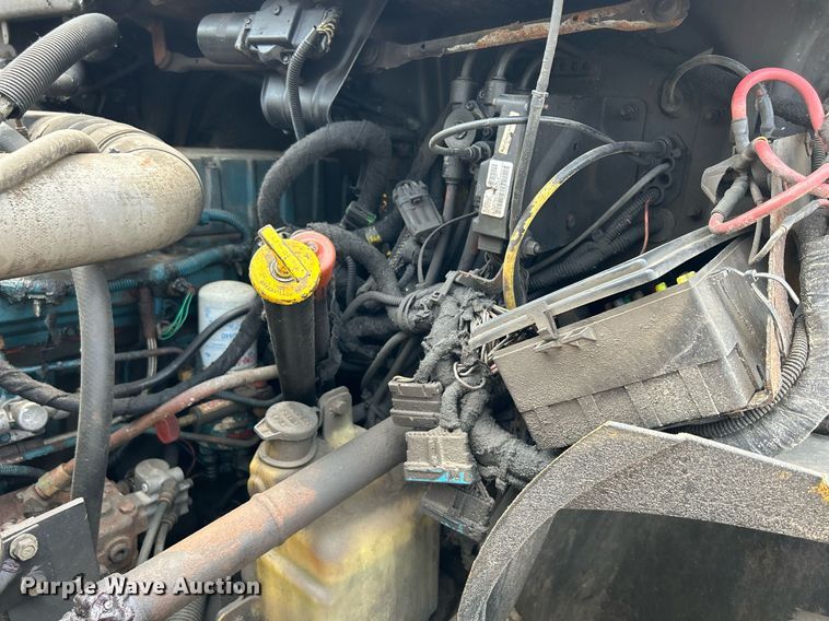 image for item DS8772 2004 International 4300  spreader truck