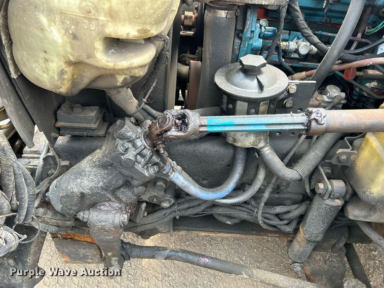 image for item DS8772 2004 International 4300  spreader truck