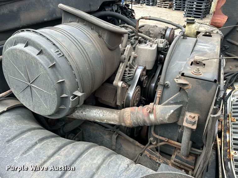 image for item DS8772 2004 International 4300  spreader truck