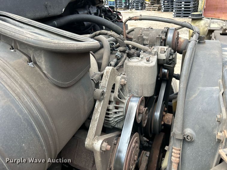 image for item DS8772 2004 International 4300  spreader truck